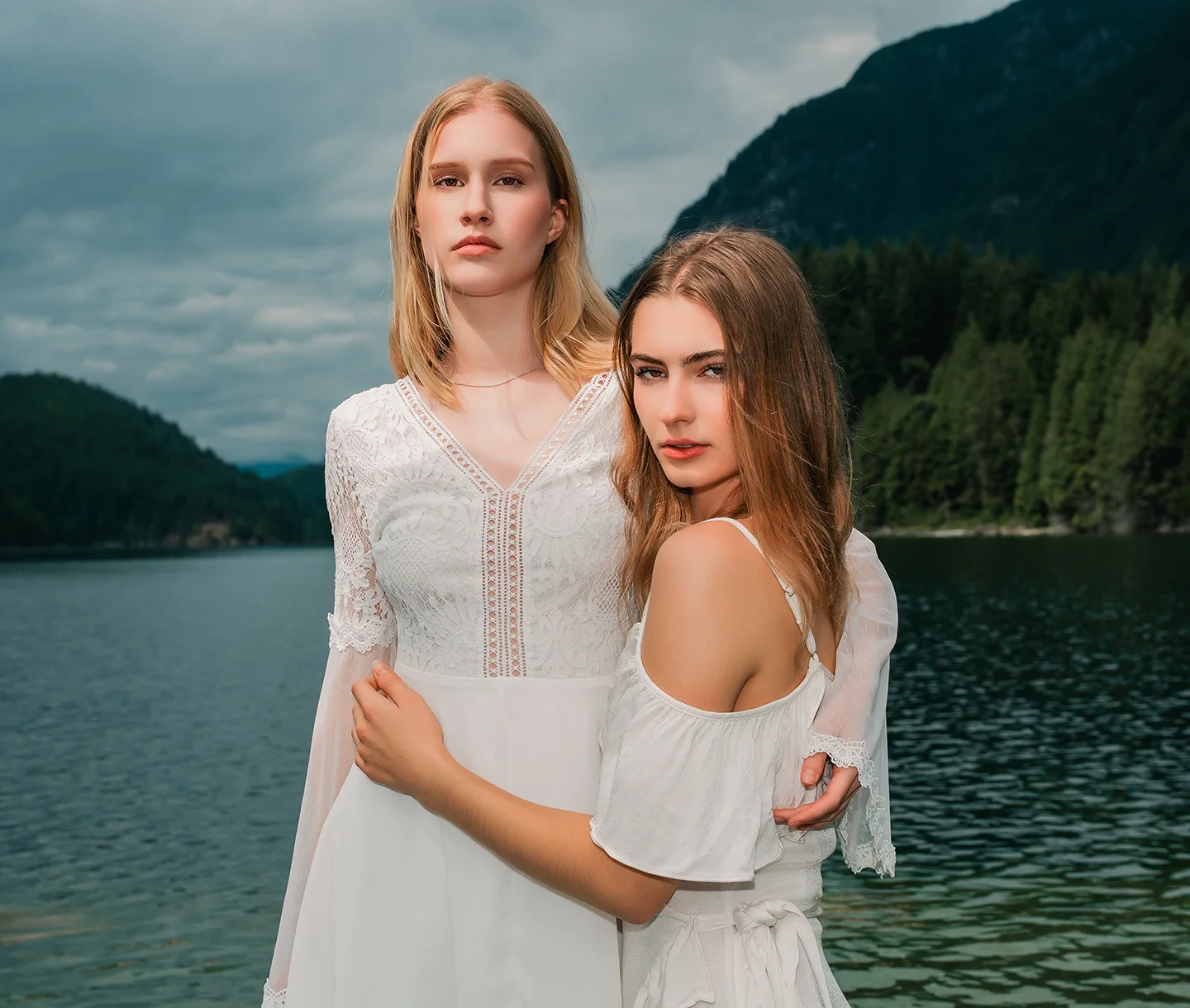 Contemporary portrait of Michaela and Kolbi beside the lake